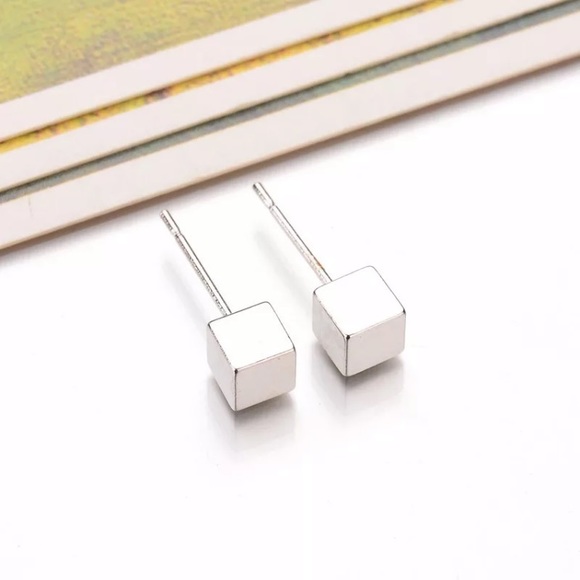 🔴5/$15🔴CLEARANCE Silver Cube Simple Earrings NEW - Picture 4 of 11